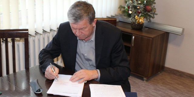 Wójt gminy Golub-Dobrzyń Marek Ryłowicz podpisał umowę na dostawę pomocy dydaktycznych dla szkół