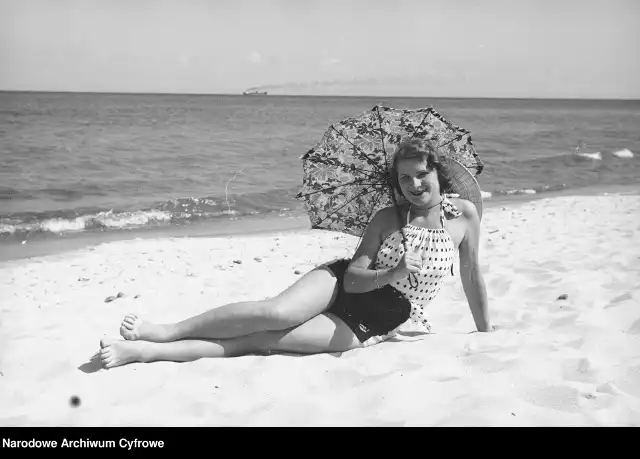 Nagie uda, ramiona na plaży. 100 lat temu pojawiły się skąpe stroje  kąpielowe. Były wyzywające nim pojawiło się bikini. Zobaczcie zdjęcia |  Dziennik Zachodni