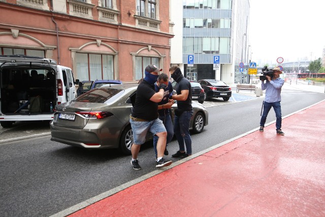 Katowice. Kierowca autobusu wjechał w 19-latkę. Zginęła na miejscu. Został doprowadzony do prokuratury.Zobacz kolejne zdjęcia. Przesuwaj zdjęcia w prawo - naciśnij strzałkę lub przycisk NASTĘPNE