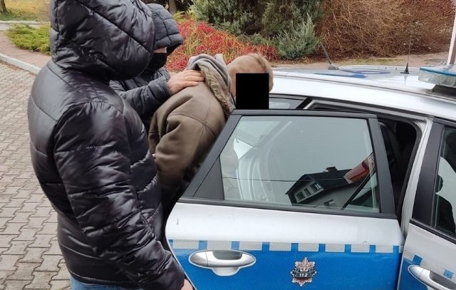 Działania policjantów z Przedborza doprowadziły do wytypowania i zatrzymania 18-latka, który ukradł motorower na terenie województwa opolskiego i przyjechał nim do domu. Okazało się, że zatrzymany jest osobą poszukiwaną.