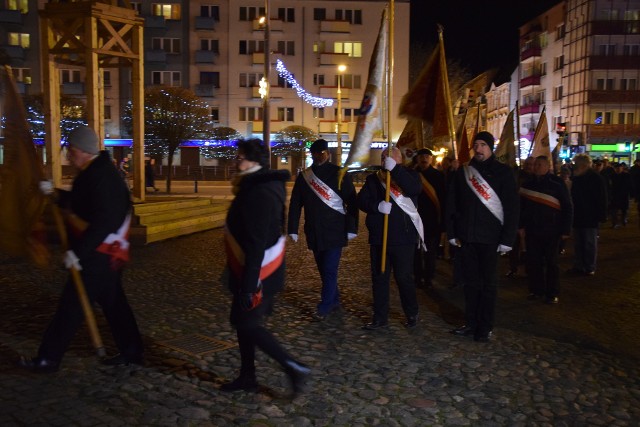 Na Starym Rynku przy Białym Krzyżu spotkało się około 100 osób.