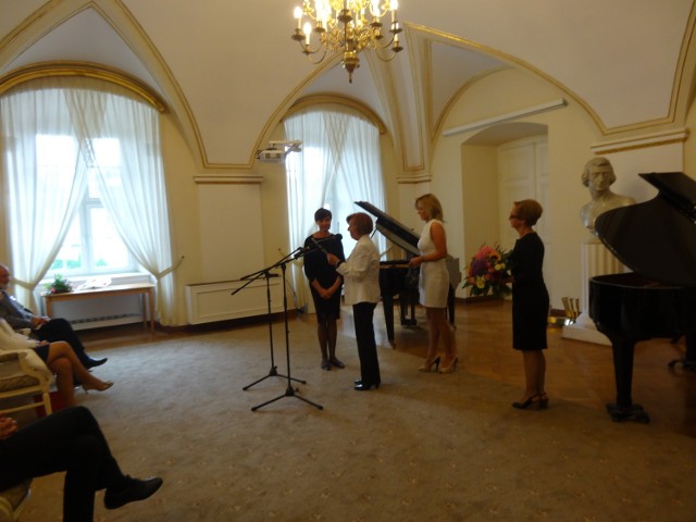 Anna  Hryniewiecka odbiera tytuł "Kobiety roku 2012" z rąk prezydent BPWC Poznań Anny Kareńskiej.