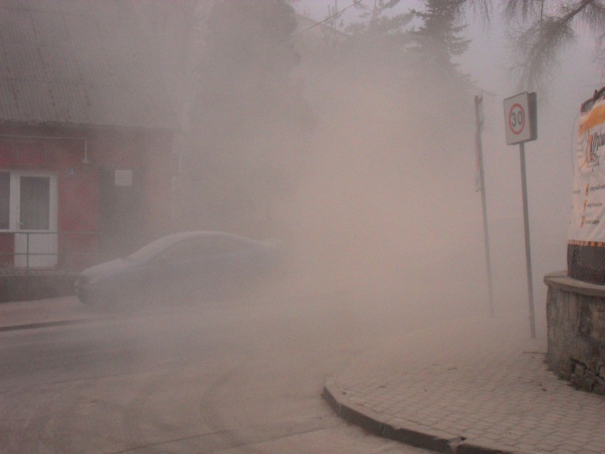 Pył pokrył Wadowice. to dlatego, że burzą szpital.