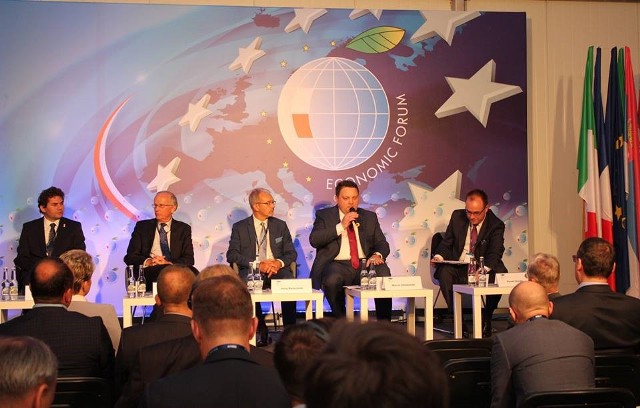 Podczas Forum Ekonomicznego w Krynicy odbyło się sześć sesji plenarnych, ponad 180 paneli dyskusyjnych, wykładów, warsztatów i debat. Z lewej prezydent Stalowej Woli Lucjusz Nadbereżny