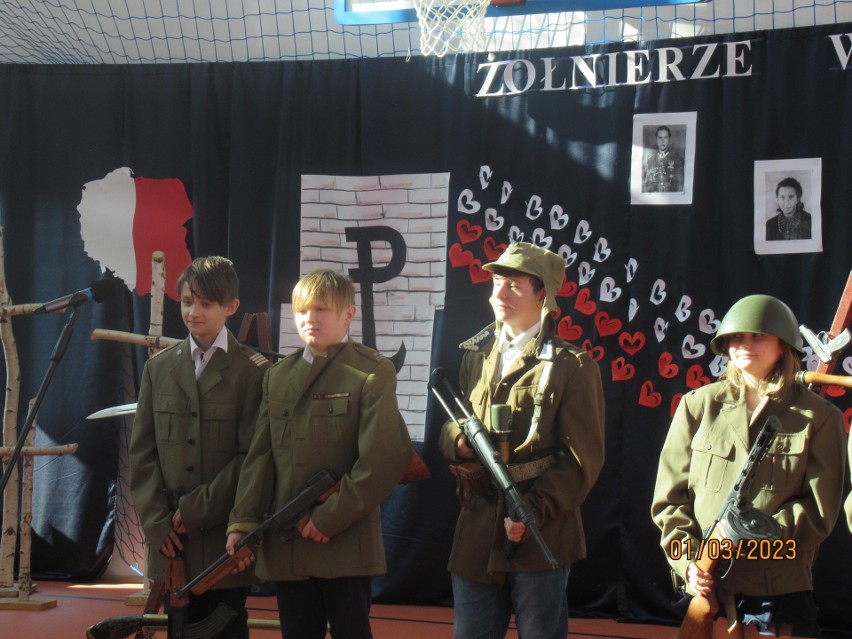 Obchody Narodowego Dnia Żołnierzy Wyklętych. Uroczystości i konkurs w szkole w Dzierzkówku Starym w gminie Skaryszew