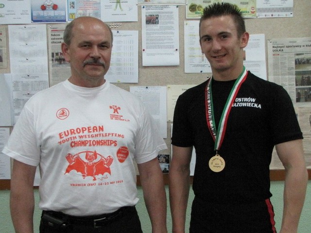 Dominik Mikołajczyk (z prawej) został najlepszym zawodnikiem XVIII Ogólnopolskiej Olimpiady Młodzieży w podnoszeniu ciężarów. Na zdjęciu z trenerem Zygmuntem Klepackim.