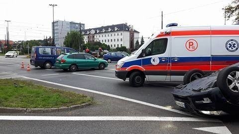 Bydgoszcz: Wypadek na rondzie Jagiellonów. Jeden z samochodów dachował