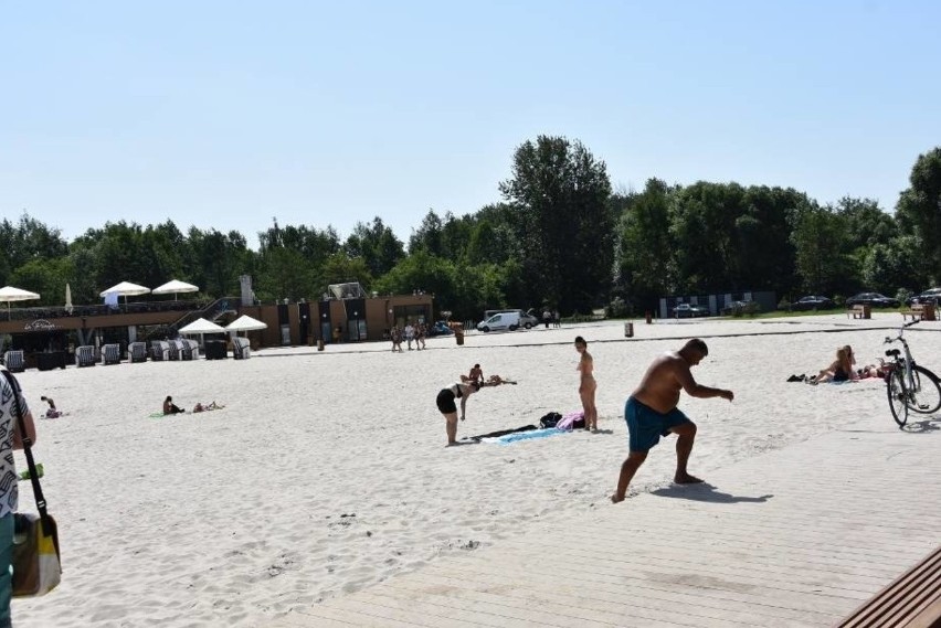 Można powiedzieć, że plaża w parku Lisiniec jest nad morzem,...