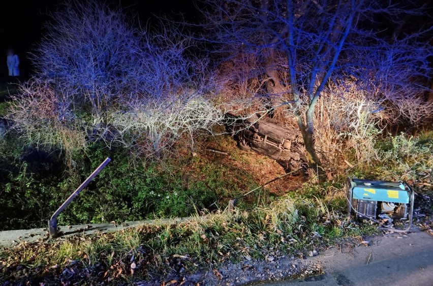 Wypadek w Witoszyńcach koło Przemyśla. 36-letni kierowca audi zjechał z drogi i wpadł do potoku [ZDJĘCIA]