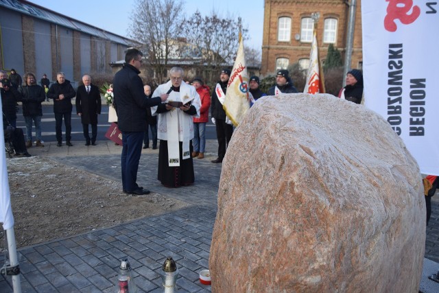 W miejscu gdzie dziś stoi kamień z tablicą pamiątkową, w przyszłości ma stanąć pomnik upamiętniający pacyfikację strajku w gorzowskim Ursusie.