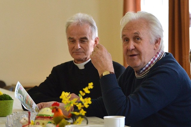 Ksiądz biskup Marian Florczyk (z lewej) i dyrektor Wojciech Dębski zapraszają do udziału w Rodzinnej Majówce Rowerowej. 