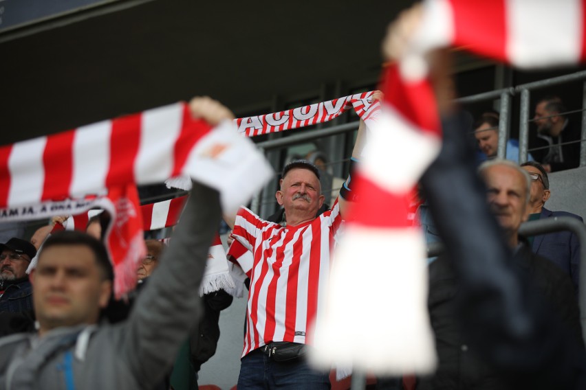 Życie wróciło na stadion Cracovii. Gorący doping kibiców "Pasów" w meczu z Wartą Poznań [ZDJĘCIA]