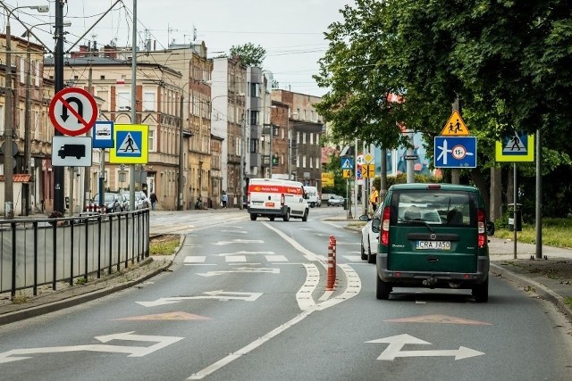 Ulica Nakielska to jedna z najdłuższych bydgoskich ulic. Dystans od ronda przy ul. Łochowskiej do ronda Grunwaldzkiego to prawie 5,5 kilometra.