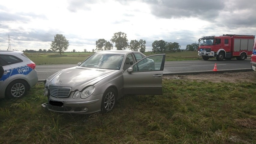 Gmina Stara Dąbrowa. Kolizja na drodze wojewódzkiej nr 142. Volkswagen uderzył w mercedesa