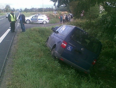 Bus zjechał z drogi i utknął w rowie.