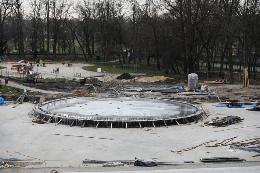 Kraków. Trwa budowa wodnego placu zabaw w parku Jordana. Zobacz, jakie są dotychczasowe efekty prac [ZDJĘCIA]
