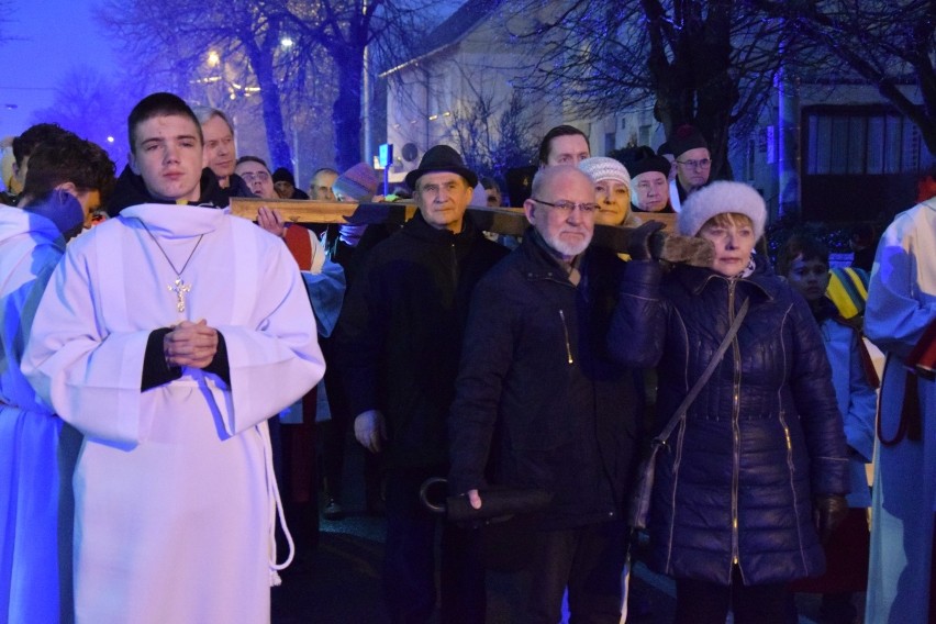 Krzyż na poszczególnych odcinkach nieśli m.in. parafianie,...