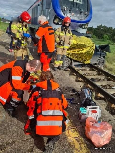 Tragiczny wypadek w Martianach. Samochód wjechał wprost pod pociąg. Nie żyją trzy osoby. Lekarze walczą o życie 11-latka [ZDJĘCIA]