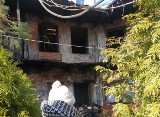 Pożar na ul. Targowej w Łodzi! ZDJĘCIA. Rodzina pogorzelców została bez dachu nad głową