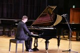 Zabytkowy fortepian już po renowacji. Zagrano na nim w Szkole Muzycznej w Kielcach. Na widowni minister kultury Piotr Gliński