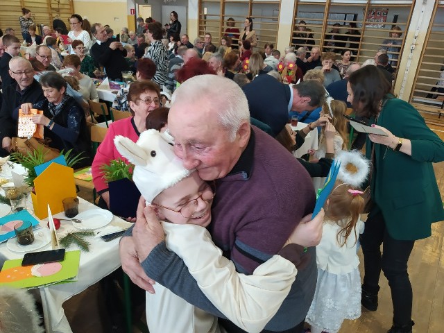 Wyjątkową uroczystość - Święto Babci i Dziadka zorganizowano w Szkole Podstawowej imienia . Oddziału Partyzanckiego "Jędrusie" w Sulisławicach.