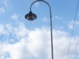 W Nowinach słupy latarni postawili na środku chodnika. W dodatku krzywo
