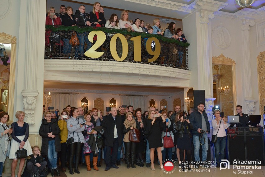 Maturzyści z IV LO w Słupsku w piątek wspólnie bawili się na...