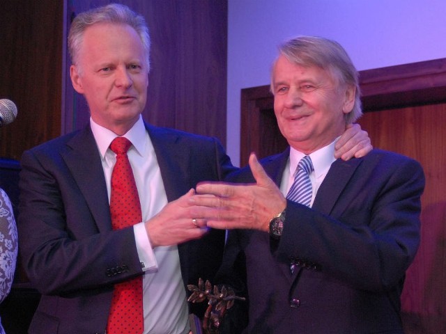 Nagrody Podkarpackiego Klubu Biznesu rozdane!Adam Góral, prezes Asseco Poland SA wręczył nagrodę w kategorii osobowość - Ryszardowi Kapuście, prezesowi Regionalnej Izby Gospodarczej w Stalowej Woli.