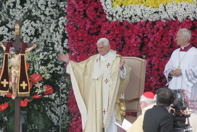 Były papież Benedykt XVI miał nie reagować na przypadki nadużyć. Śledztwo trwa