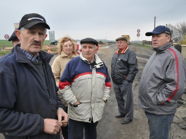 - Dlaczego nikt nas nie uprzedził o utrudnieniach? - pyta sołtys Folwarku Tadeusz Wieszala (z lewej). Remont całej drogi potrwa do czerwca, ale jest szansa, że od czwartku autobusy będą dojeżdżać do wsi.