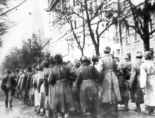 1 lutego 1945. Rosjanie wmaszerowują do centrum ul....