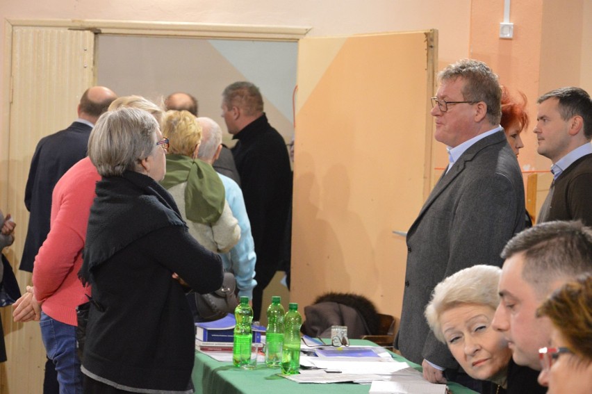 Krzyki i kłótnie na zebraniu w spółdzielni "Krzemionki" w Ostrowcu.  Mieszkańcy odwołali czterech członków Rady Nadzorczej [ZDJĘCIA]
