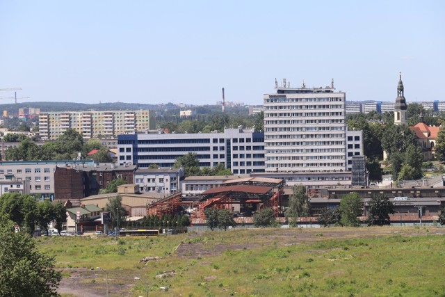 Widok na Katowice z dachu biurowca przy Konduktorskiej 33. Widać zachodnie i północne dzielnice miasta, Siemianowice Śląskie.