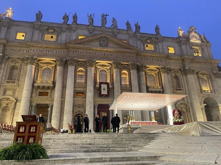 Wierni z Diecezji Radomskiej w Watykanie oddają hołd zmarłemu papieżowi Benedyktowi XVI