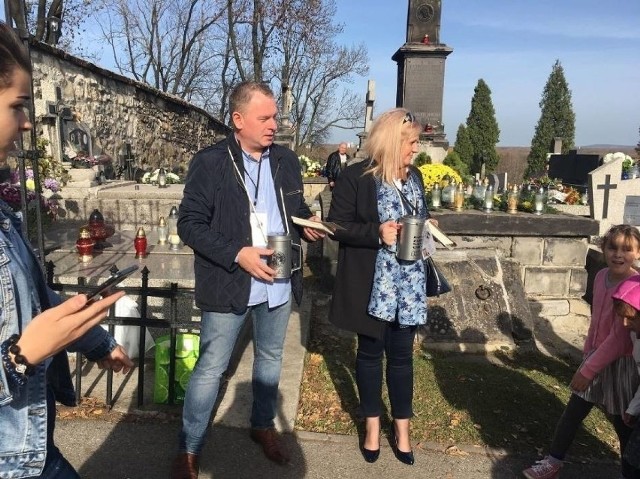 Kwesty na cmentarzach w Będzinie i Czeladzi trwają od lat. W tym roku wrócą, po rocznej przerwieZobacz kolejne zdjęcia/plansze. Przesuwaj zdjęcia w prawo - naciśnij strzałkę lub przycisk NASTĘPNE