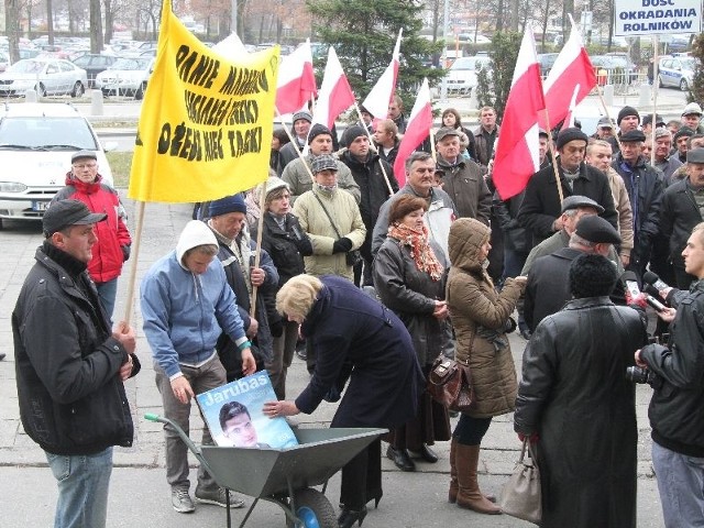 Rolnicy dla Adama Jarubasa, marszałka województwa, przywieźli taczki.