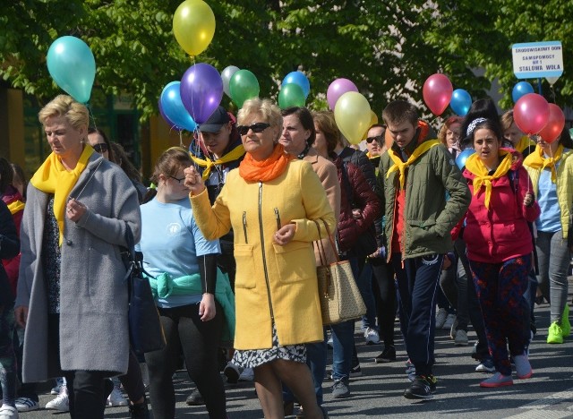Zrobiło się kolorowo od balonów, jakie w marszu nieśli niepełnosprawni i ich opiekunowie