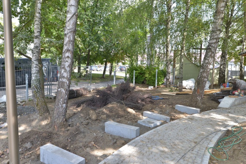 W Sandomierzu trwa rewitalizacja Parku Osiedlowego przy ulicy Baczyńskiego. Burmistrz z zastępcą na placu budowy (ZDJĘCIA)