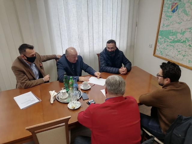 W ubiegłym tygodniu w białobrzeskim Starostwie Powiatowym została podpisana umowa na przebudowę drogi Stanisławów - Pnie na terenie gminy Promna.