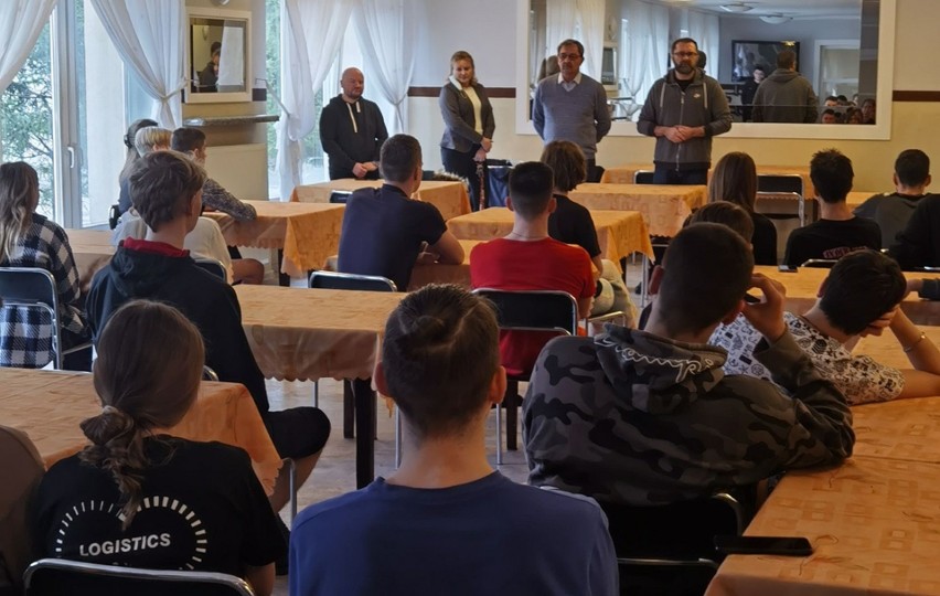 Z uczniami z Ukrainy w internacie spotkał się zarząd powiatu...