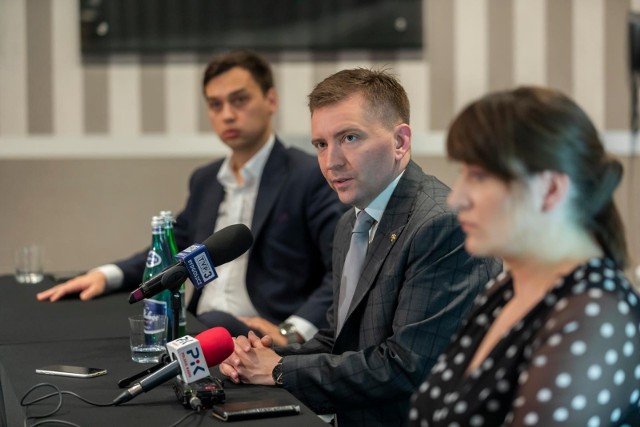 Czwartkowej konferencji prasowej przewodził bydgoszczanin Łukasz Schreiber, poseł na sejm i minister-członek Rady Ministrów