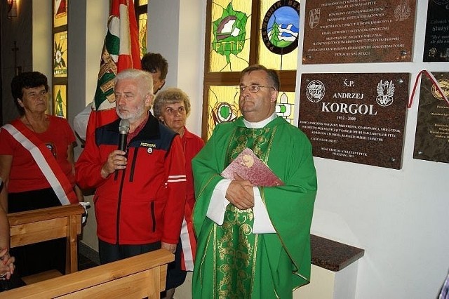 Tablica upamiętniająca Jerzego Kapuścińskiego została odsłonięta w niedzielę w kościele Matki Bożej Wspomożycielki Wiernych na Chomiczówce w Warszawie.