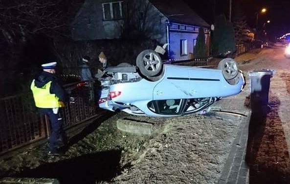 Wypadek wydarzył się w czwartek, 23 lutego, późnym wieczorem. Około godziny 23.45 na ul. Mickiewicza w Bogdańcu osobowy seat wypadł z drogi, wpadł do rowu i dachował. Na miejsce wezwano policję, pogotowie i straż pożarną (w tym ochotników z OSP Bogdaniec).Jak wynika z relacji strażaków, poszkodowana została jedna osoba. - Mężczyzna kierujący seatem został odwieziony do szpitala. Tam, po badaniach, okazało się, że nic poważnego mu się nie stało, dlatego zdarzenie to zostanie zakwalifikowane jako kolizja - mówi Mateusz Sławek z wydziału prasowego Komendy Wojewódzkiej Policji w Gorzowie. Z ustaleń drogówki wynika, że kierowca seata prawdopodobnie nie dostosował prędkości do warunków, jakie panowały na drodze. Został ukarany mandatem wysokości 500 zł.W czwartek wieczorem i w nocy warunki do jazdy były bardzo trudne. Padał deszcz, wiał silny wiatr. Widoczność była przez to słaba, a drogi w wielu miejscach śliskie. Trudne warunki utrzymają się też w środę. Wiatr zacznie słabnąć, a opady deszczu zanikać dopiero w piątek, 24 lutego, po południu.Zdjęcia z akcji ratowniczej publikujemy dzięki uprzejmości druhów z OSP Bogdaniec.Zobacz też wideo: Pościg za kradzioną toyotą i dachowanie radiowozu. Policja szuka kierowcyZobacz też:  W Bogdańcu auto wjechało w drzewo. Kierowca miał dużo szczęścia [ZDJĘCIA]