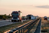 Wypadek na A2: Autostrada zablokowana na trasie Poznań - Warszawa. Przewrócił się bus [ZDJĘCIA]
