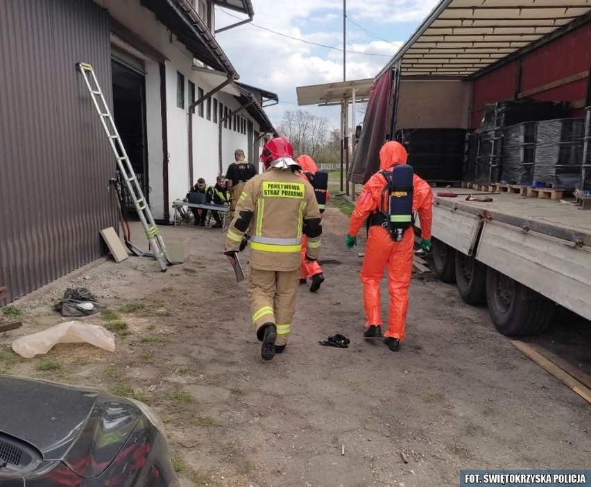 Tajemnicze substancje w beczkach w miejscowości Skadla. Jedna osoba zatrzymana. Zobacz zdjęcia