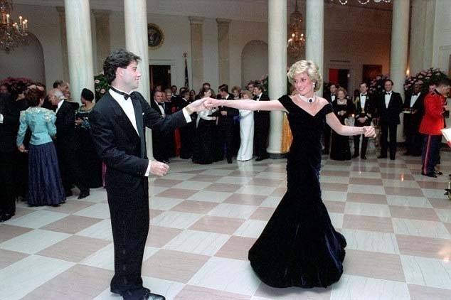 Księżna Diana tańczy z Travoltą i Eastwoodem [ZDJĘCIA]