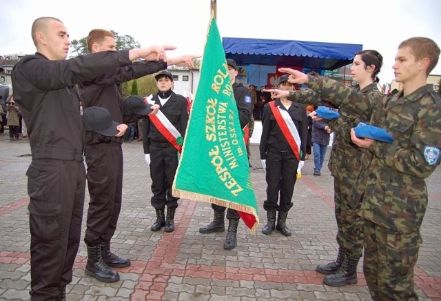 Ślubowanie na sztandar szkoły na centralnym placu w Białym Borze i uroczysta defilada było wielkim przeżyciem dla uczniów i ich bliskich. Fot. Rajmund Wełnic