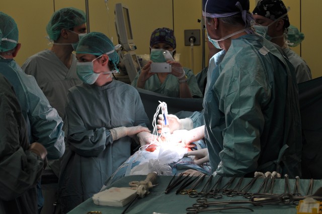 Operacja guza trzustki u pani Reginy. 60-latka została zoperowana sprzętem NanoKnife. 22.02.2018, Uniwersytecki Szpital Kliniczny, ul. Borowska, Wrocław.