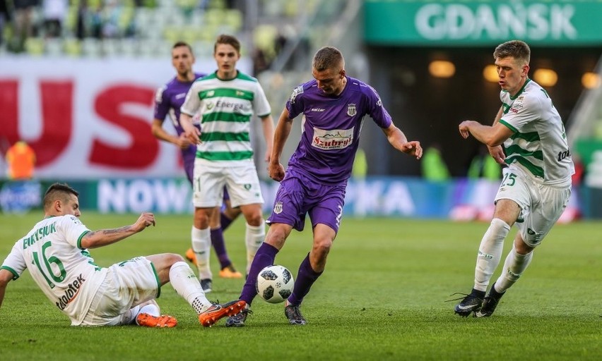 Lechia Gdańsk w młodszej wersji zremisowała na koniec sezonu. VAR w roli głównej, prezes Adam Mandziara wyzwany przez kibiców [ZDJĘCIA]