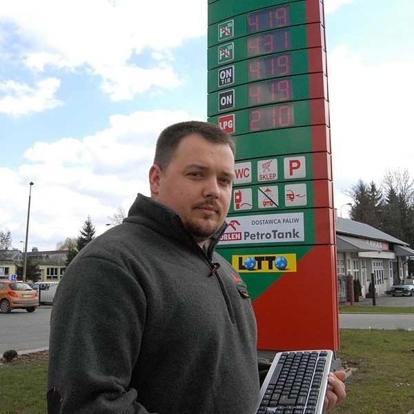 Jacek Żuczek, współwłaściciel stacji Źródełko w Rzeszowie juz wczoraj wprowadzał do elektronicznego wyświetlacza nowe ceny oleju napędowego.